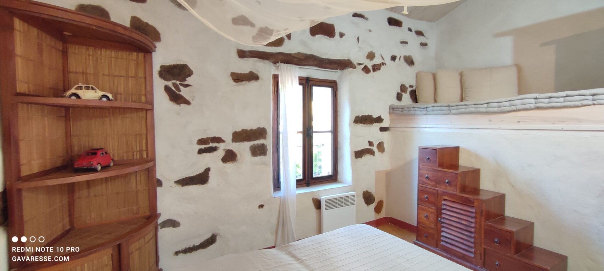 Meuble escalier en bois menant à une banquette-lit en hauteur, coin lecture, chambre de La Fenière, Le Pradet.