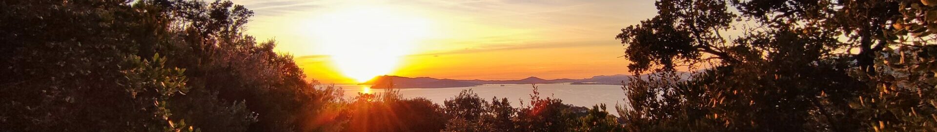 Coucher de soleil flamboyant sur la baie du Pradet et la rade de Toulon, vu depuis une colline surplombant le Mas de la Gavaresse, Var, Provence.