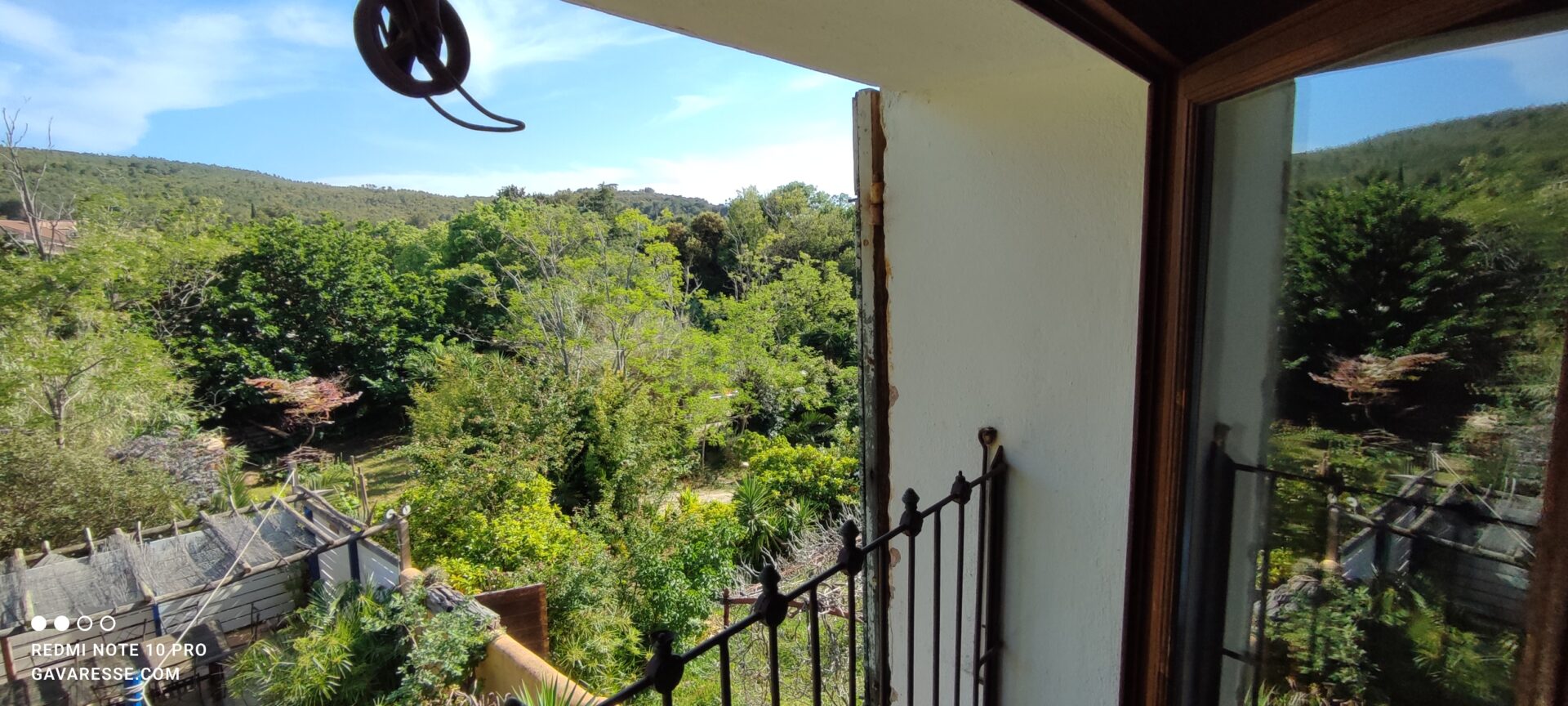 Vue de la chambre parentale de La Fenière sur la colline de la "Colle Noire" et une poulie historique en premier plan, Le Pradet.